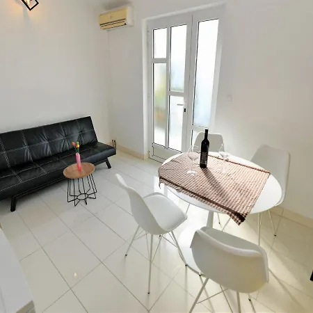 Helena 아파트 무르테르