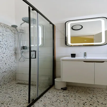 Helena 아파트 무르테르